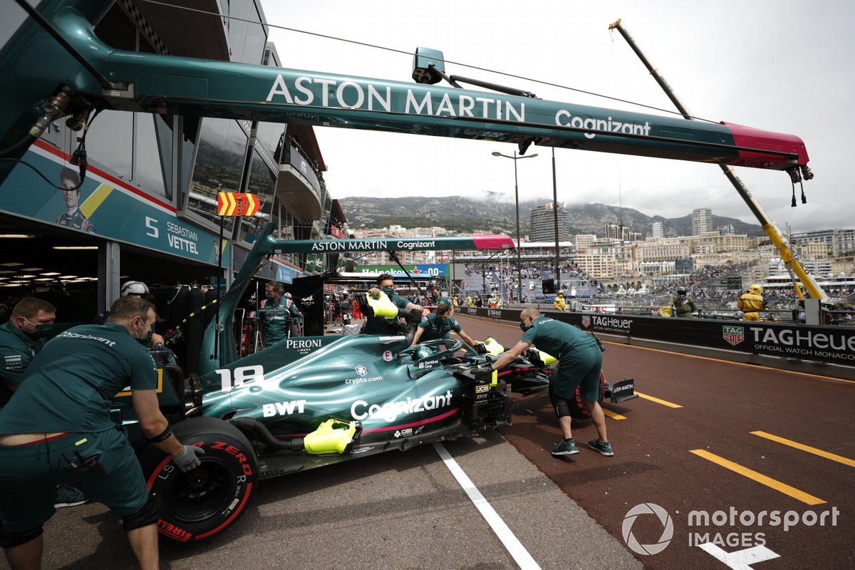 Lance Stroll, Aston Martin AMR21, torna nel garage