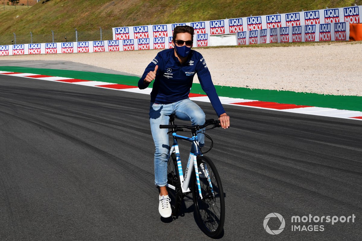 George Russell, Williams, recorre la pista en bici