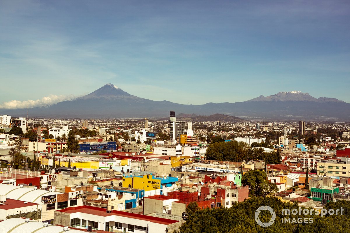 Aspectos de la ciudad de Puebla y el volcán Popocatépetl