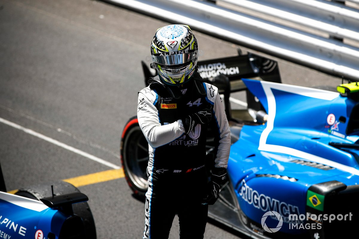 El ganador en Mónaco, Guanyu Zhou, Uni-Virtuosi Racing, celebra en parc fermé