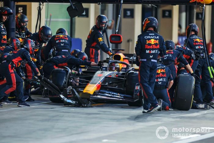 Max Verstappen, Red Bull Racing RB19, en boxes