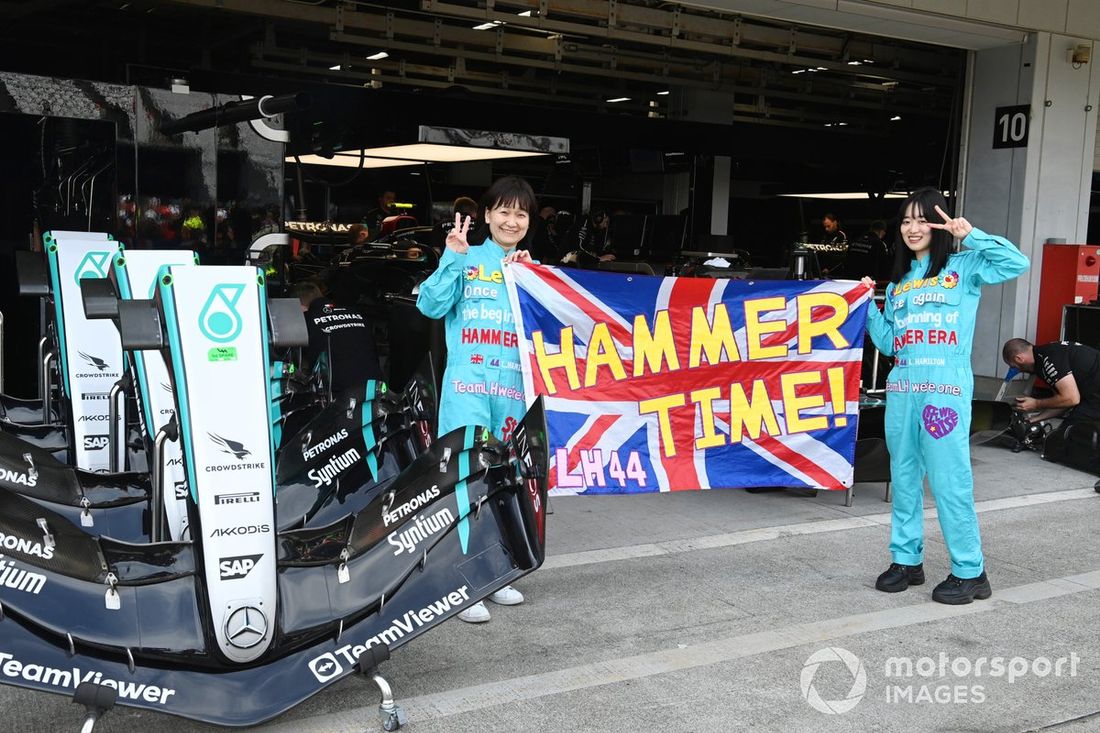 Fãs que apoiam Lewis Hamilton, equipa Mercedes-AMG F1