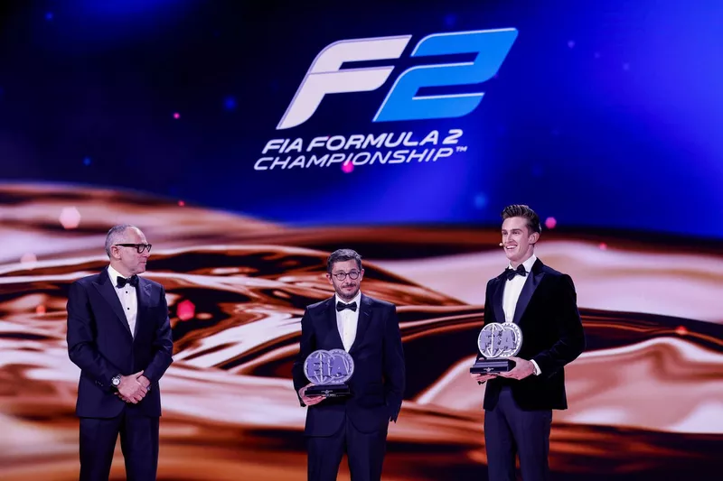 Stefano Domenicali, Chief Executive Officer de Formula One avec Sébastien Philippe, ART Grand Prix, et Théo Pourchaire, Championnat de Formule 2 de la FIA pour les pilotes - Champion Championnat de Formule 2 de la FIA pour les équipes - Champion.