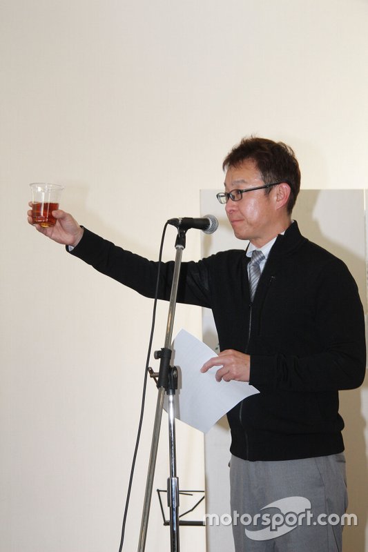 ドライバーでありサポーターでもある来夢の韓元徳さんが思い出を語るとともに音頭を
取り献杯