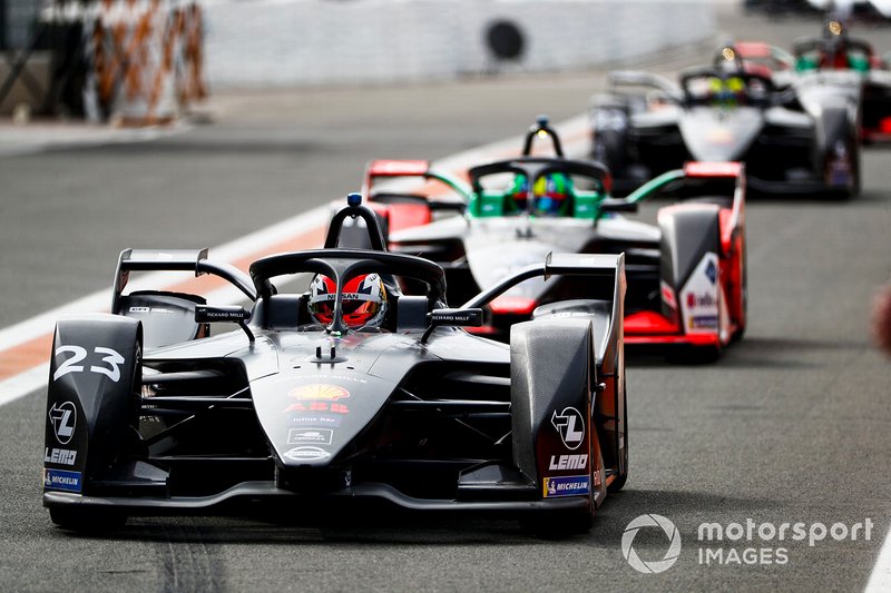 Sébastien Buemi, Nissan e.Dams, Nissan IMO2 Lucas Di Grassi, Audi Sport ABT Schaeffler, Audi e-tron FE06 into the pit lane