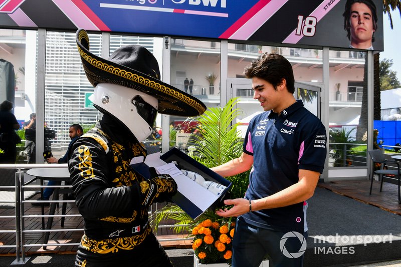 Mario Achi, Mexican GP Promoter con Lance Stroll, Racing Point con una botella de Tequila
