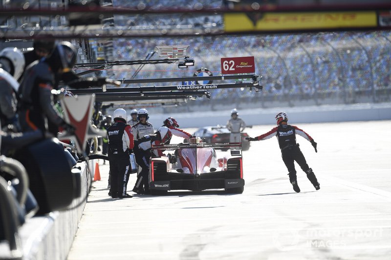 #31 Whelen Engineering Racing Cadillac DPi, DPi: Filipe Albuquerque, Pipo Derani, Mike Conway, Felipe Nasr - pit stop