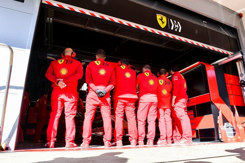 Ferrari mechanics make a wall to hide the Ferrari SF1000 in the garage