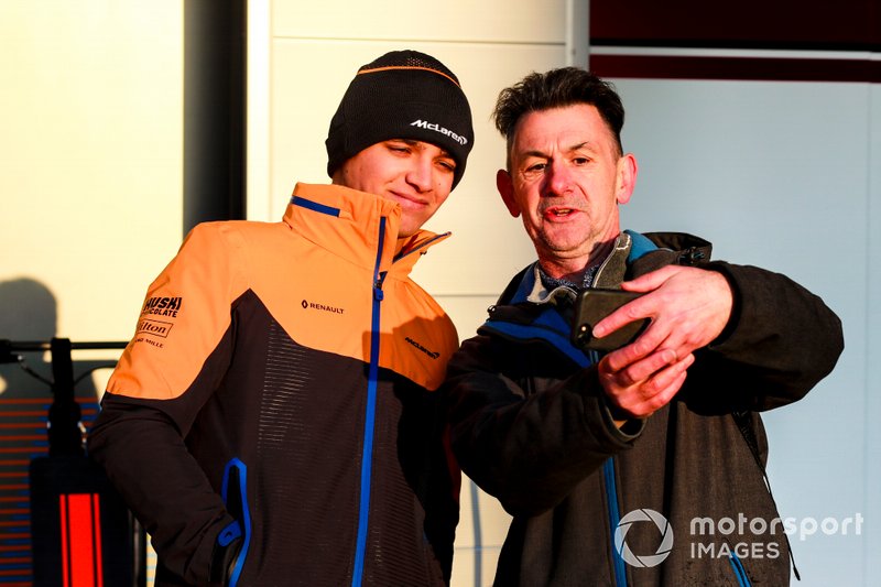 Lando Norris, McLaren, con un fan