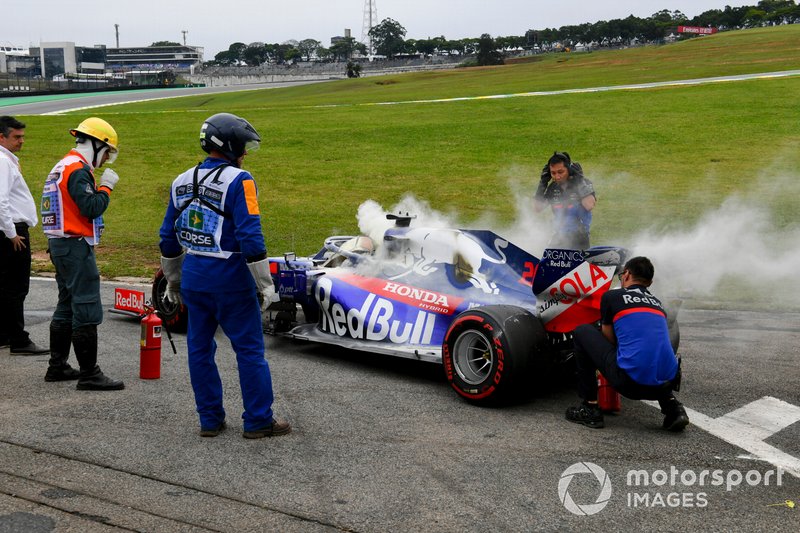 Coche de Daniil Kvyat, Toro Rosso STR14 siendo recuperado por los ingenieros de Toro Rosso
