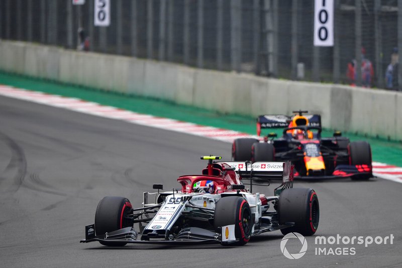 Antonio Giovinazzi, Alfa Romeo Racing C38, precede Max Verstappen, Red Bull Racing RB15
