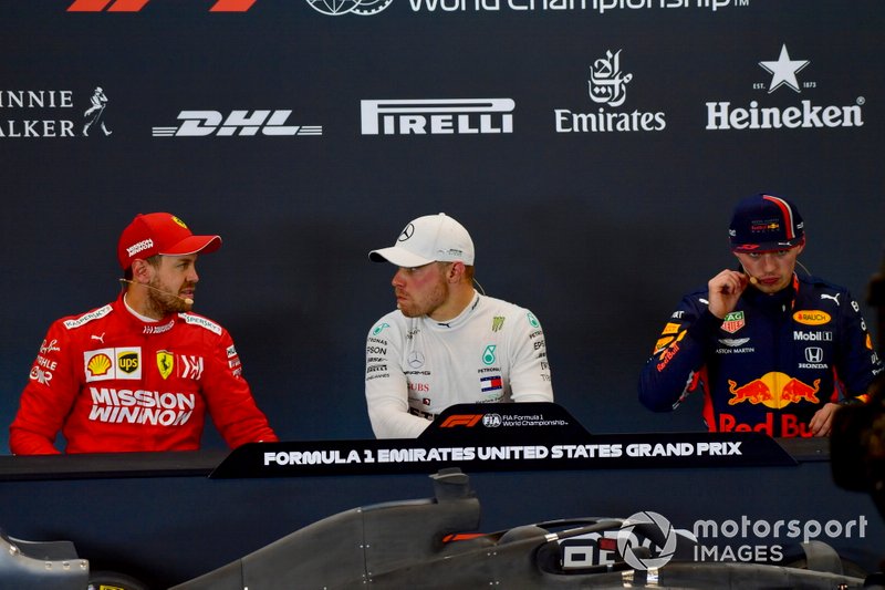Sebastian Vettel, Ferrari, il poleman Valtteri Bottas, Mercedes AMG F1, e Max Verstappen, Red Bull Racing, durante la conferenza stampa post Qualifiche