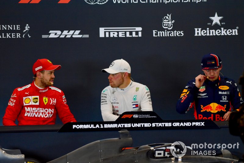 Sebastian Vettel, Ferrari, le poleman Valtteri Bottas, Mercedes AMG F1, et Max Verstappen, Red Bull Racing, en conférence de presse après les qualifications