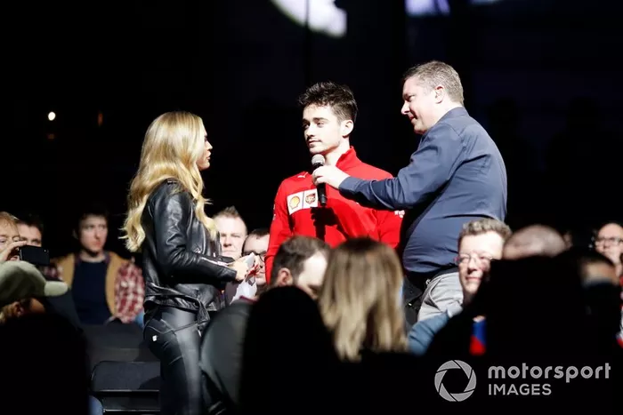 Emma Walsh y David Croft, Sky TV entrevista a Charles Leclerc, Ferrari en el Live Action Arena