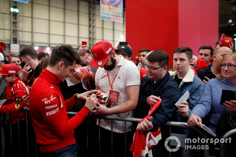Charles Leclerc, Ferrari firma un casco replica in miniatura per un fan davanti al palco dell'Autosport