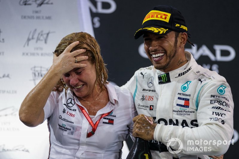 Lewis Hamilton, Mercedes AMG F1, primo classificato, festeggia sul podio