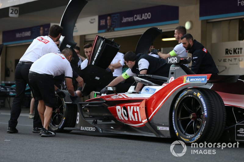 Membri del team provano la sostituzione del muso di Edoardo Mortara's Venturi, EQ Silver Arrow 01