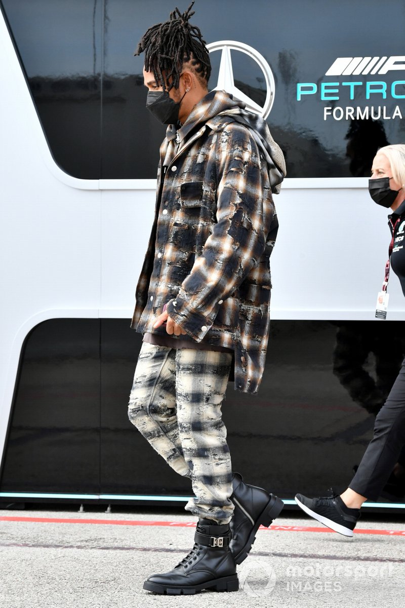 Lewis Hamilton, Mercedes llega al circuito