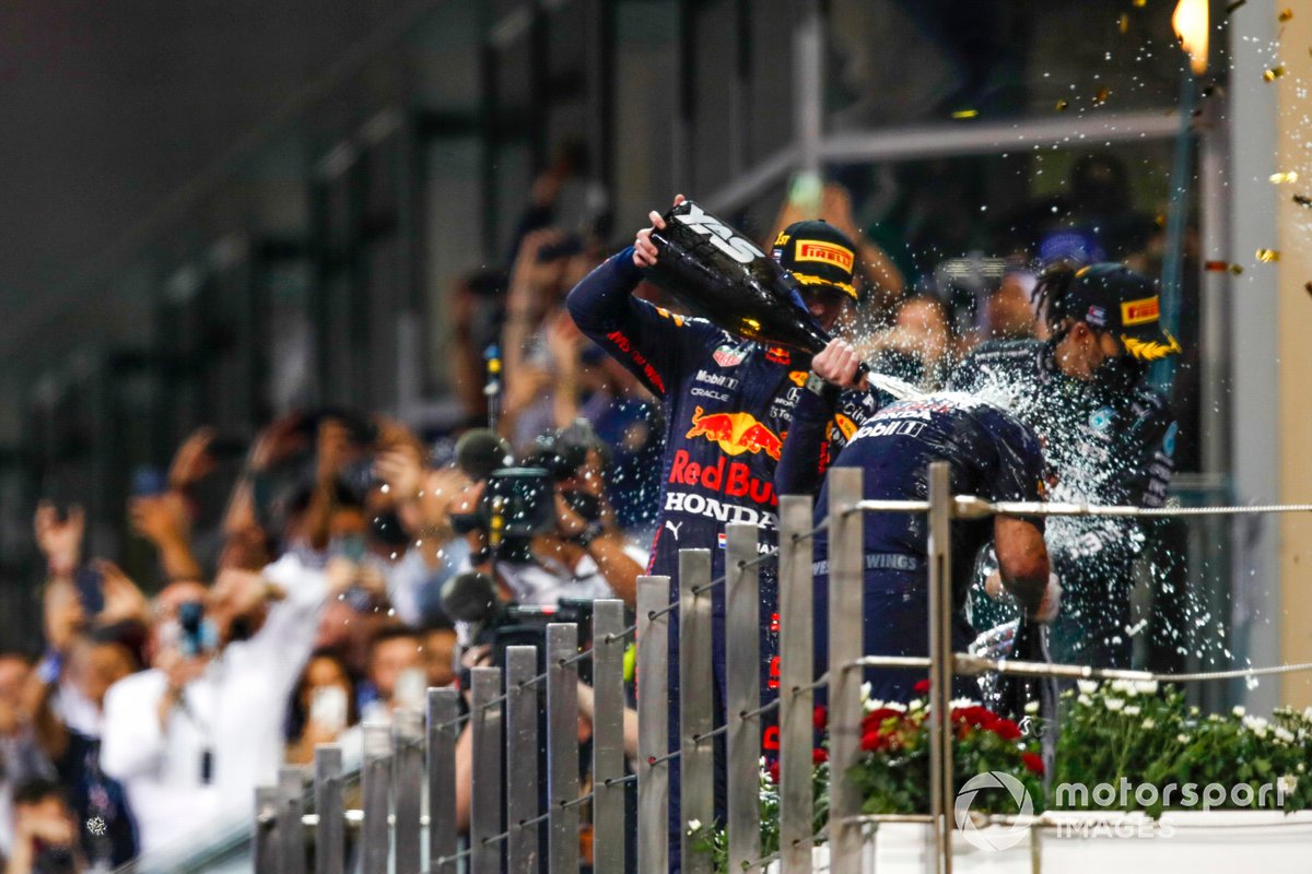 Max Verstappen, Red Bull Racing, 1a posizione, Christian Horner, Team Principal, Red Bull Racing, festeggiare sul podio con acqua di rose