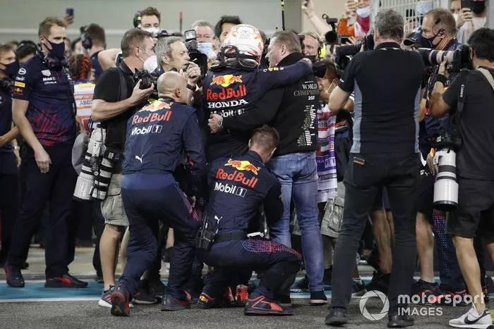 Christian Horner, director del equipo Red Bull Racing, 1ª posición, celebra con su equipo en el Parc Ferme