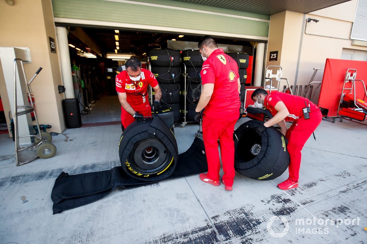 Les mécaniciens Ferrari avec des roues 18 pouces