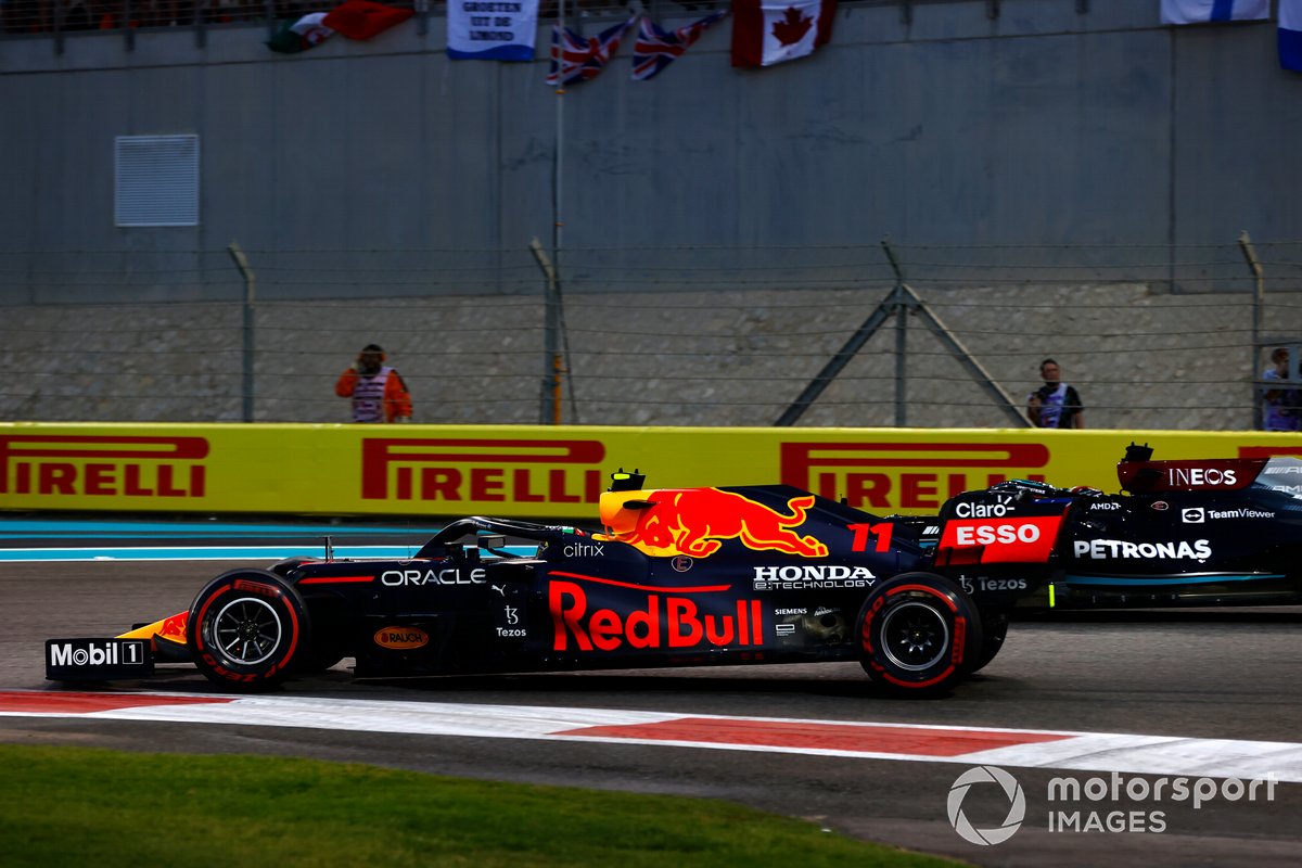 Sergio Pérez, Red Bull Racing RB16B, Lewis Hamilton, Mercedes W12