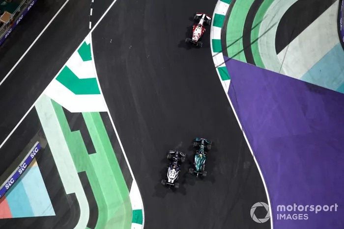 Sebastian Vettel, Aston Martin AMR21, lucha con Yuki Tsunoda, AlphaTauri AT02