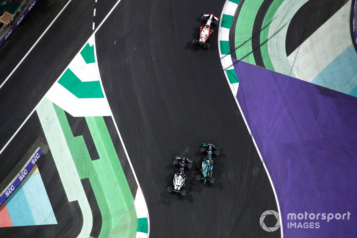 Sebastian Vettel, Aston Martin AMR21, lucha con Yuki Tsunoda, AlphaTauri AT02