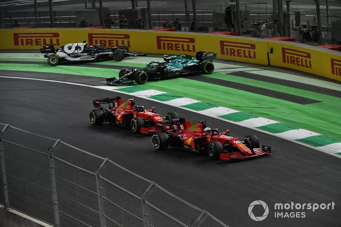 Charles Leclerc, Ferrari SF21, Carlos Sainz Jr., Ferrari SF21, Sebastian Vettel, Aston Martin AMR21, y Yuki Tsunoda, AlphaTauri AT02