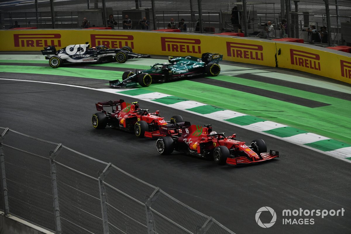 Charles Leclerc, Ferrari SF21, Carlos Sainz Jr., Ferrari SF21, melewati Sebastian Vettel, Aston Martin AMR21, dan Yuki Tsunoda, AlphaTauri AT02, yang mengalami insiden saat lomba F1 GP Arab Saudi. 