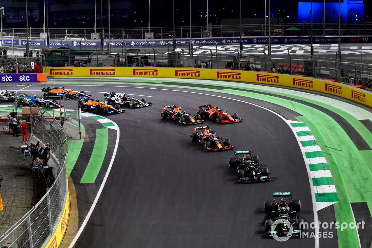 Lewis Hamilton, Mercedes W12, Valtteri Bottas, Mercedes W12, Max Verstappen, Red Bull Racing RB16B, Sergio Perez, Red Bull Racing RB16B, Charles Leclerc, Ferrari SF21, and the rest of the field at the start