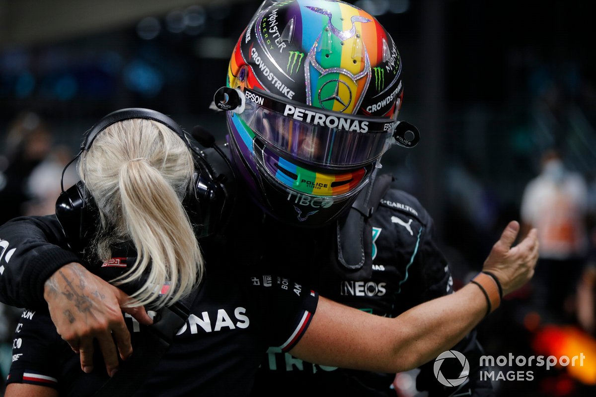 Angela Cullen, fisioterapeuta de Lewis Hamilton, felicita a Lewis Hamilton, de Mercedes, por conseguir la pole