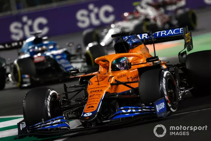 Daniel Ricciardo, McLaren MCL35M, Fernando Alonso, Alpine A521