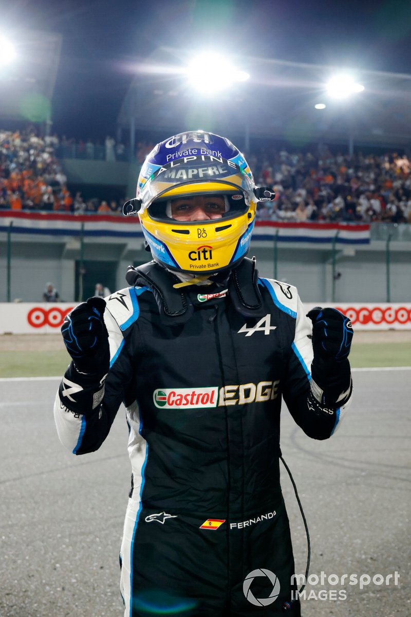 Fernando Alonso, Alpine A521, tercer clasificado del GP de Qatar, lo celebra en la recta principal