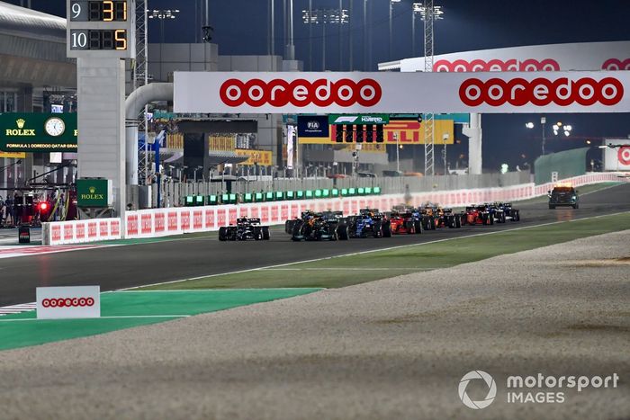 Lewis Hamilton, Mercedes W12, y Pierre Gasly, AlphaTauri AT02, al inicio del pelotón en la salida