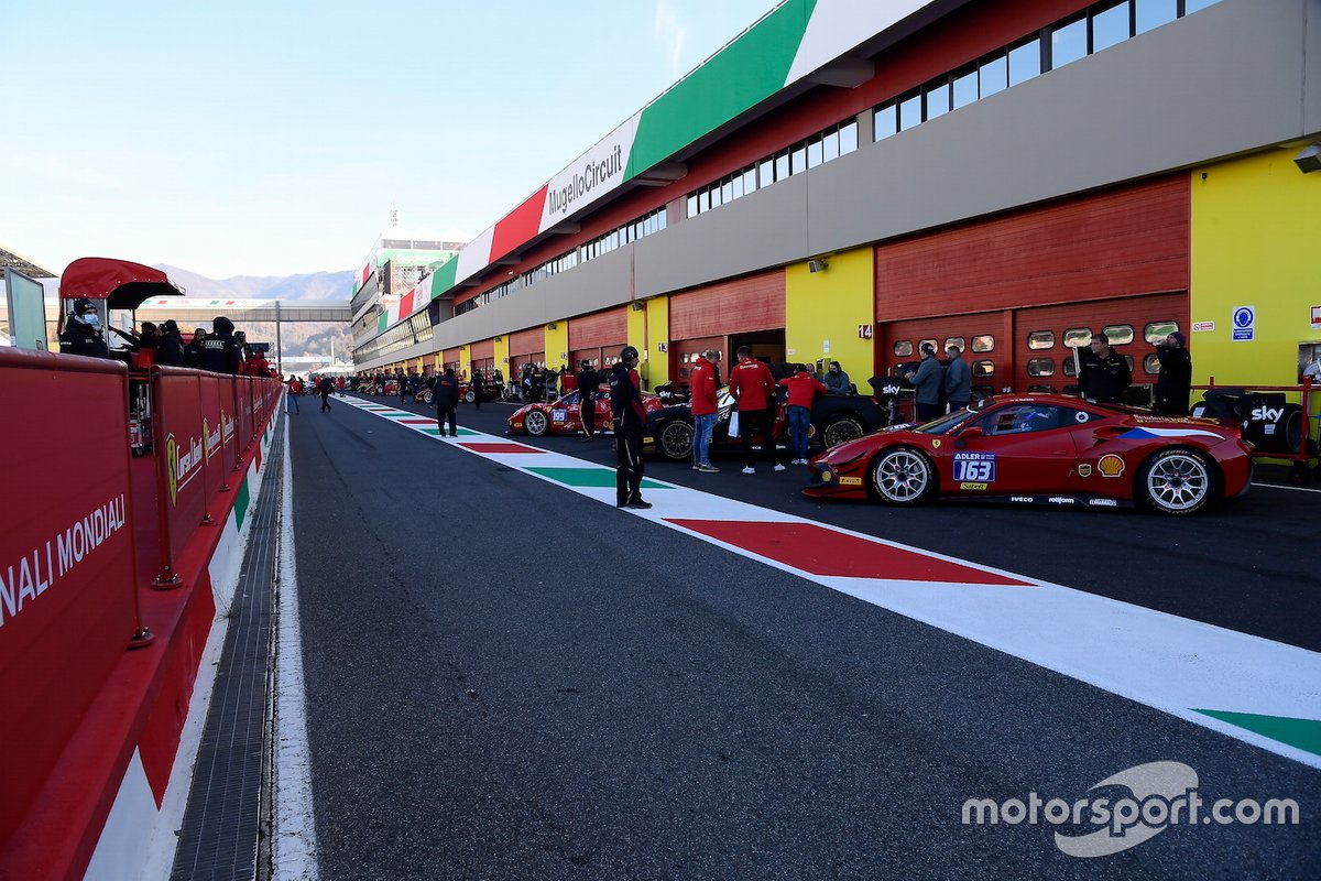 Le auto in pitlane