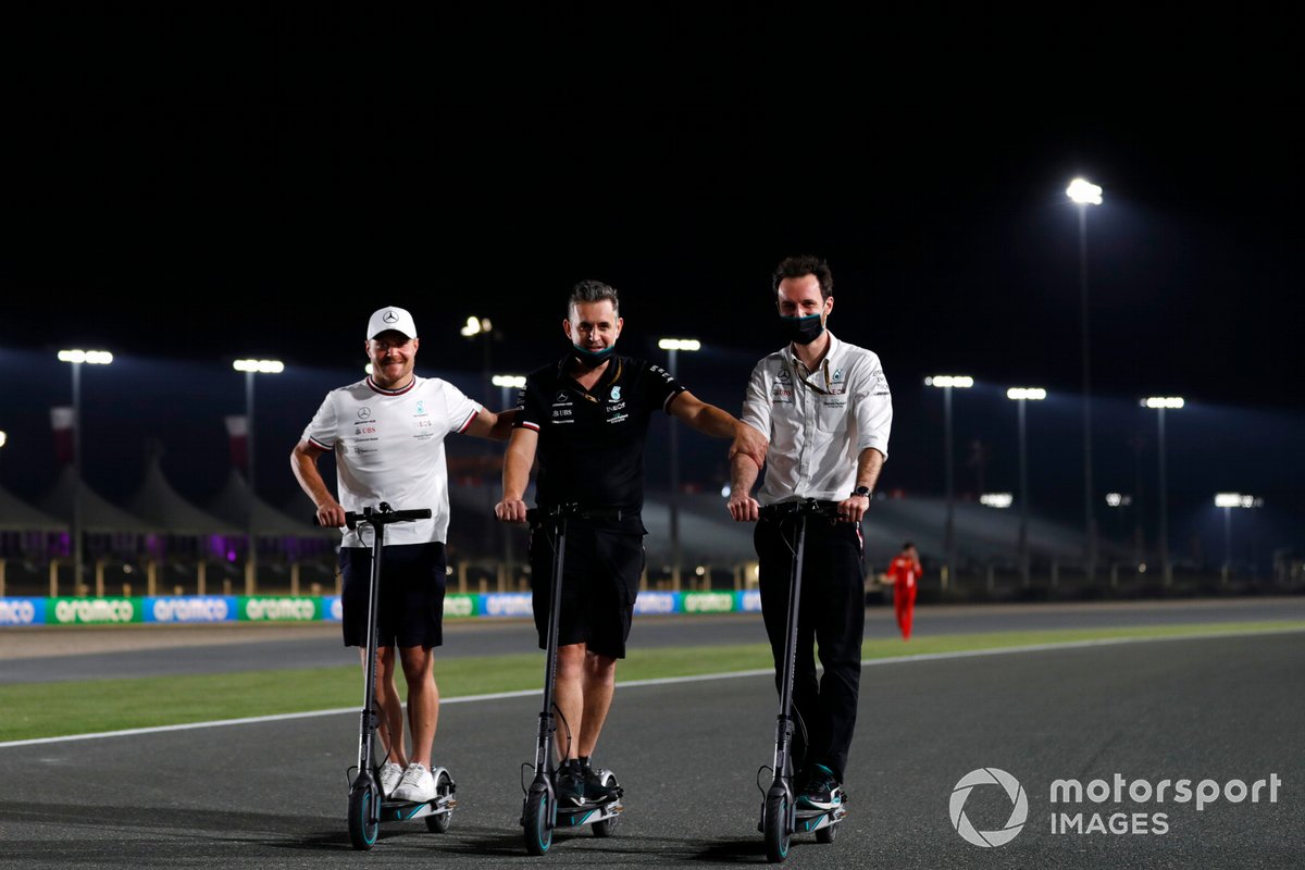 Valtteri Bottas, Mercedes recorre la pista en patinete