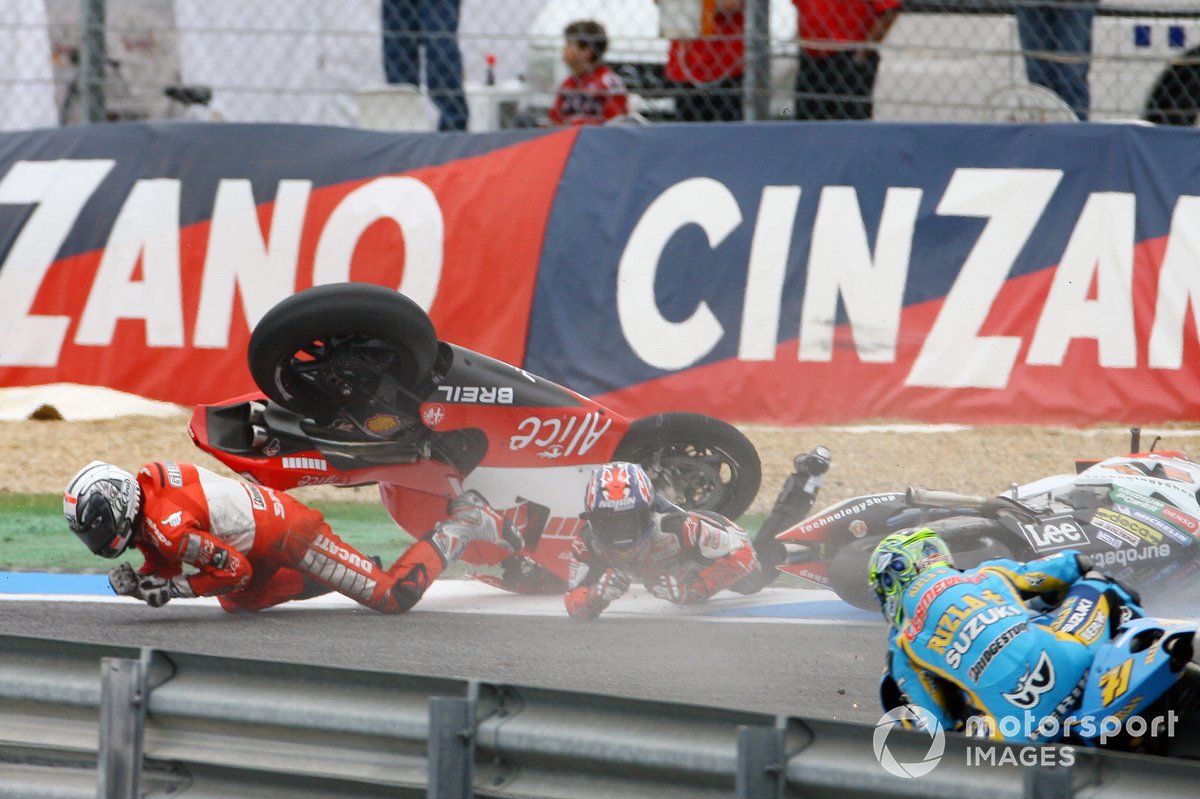 Sturz: Sete Gibernau, Ducati Team, Casey Stoner. Honda LCR