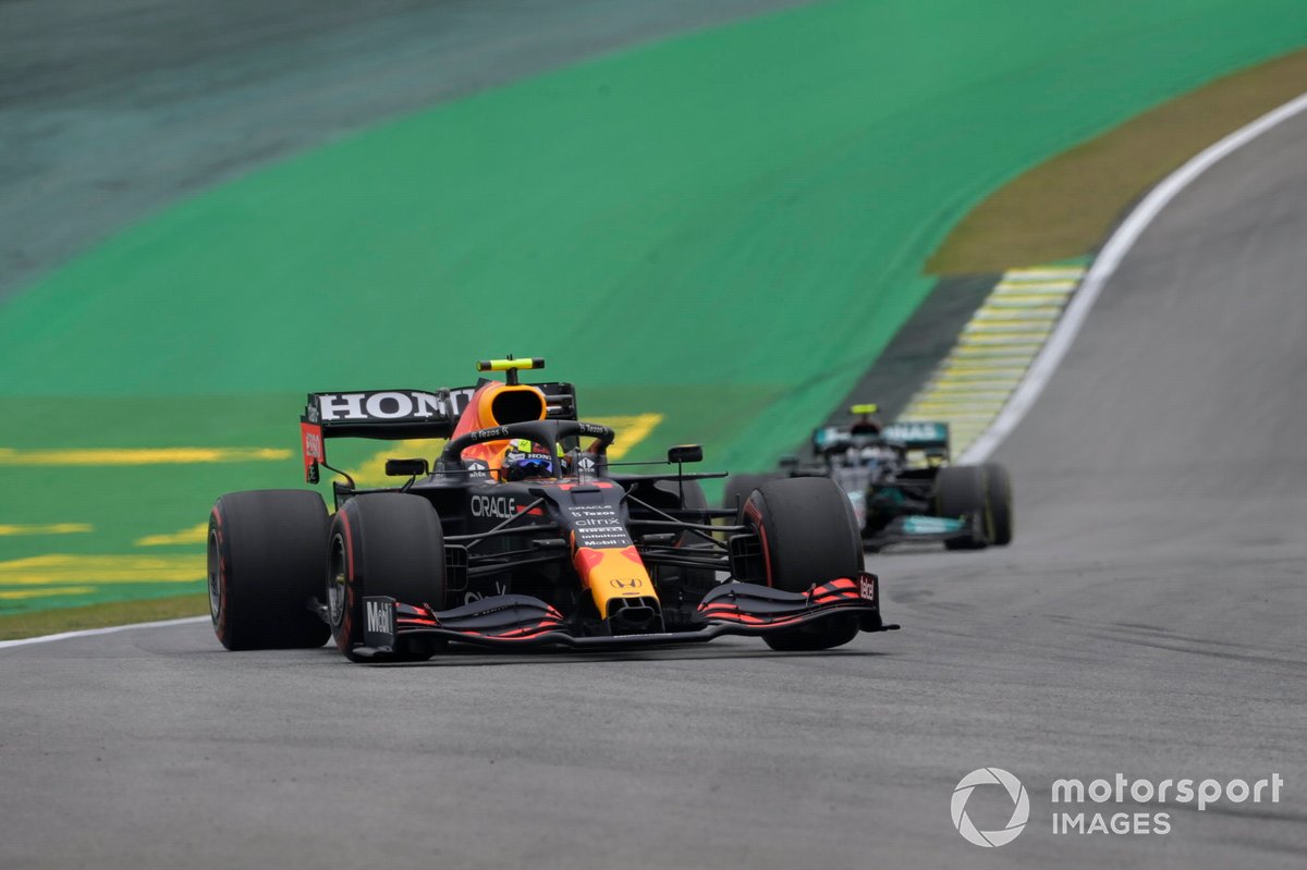 Sergio Pérez, Red Bull Racing RB16B, Valtteri Bottas, Mercedes W12