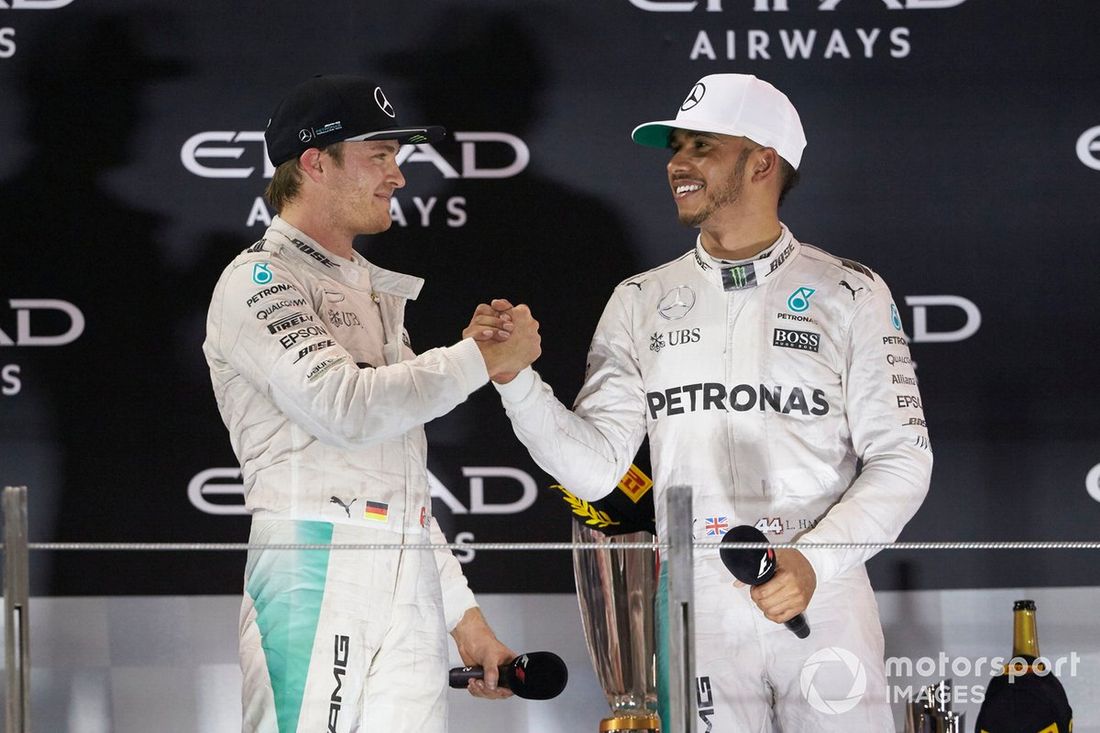 El campeón del mundo Nico Rosberg, Mercedes AMG F1 estrecha la mano de su compañero de equipo y ganador de la carrera Lewis Hamilton, Mercedes AMG F1
