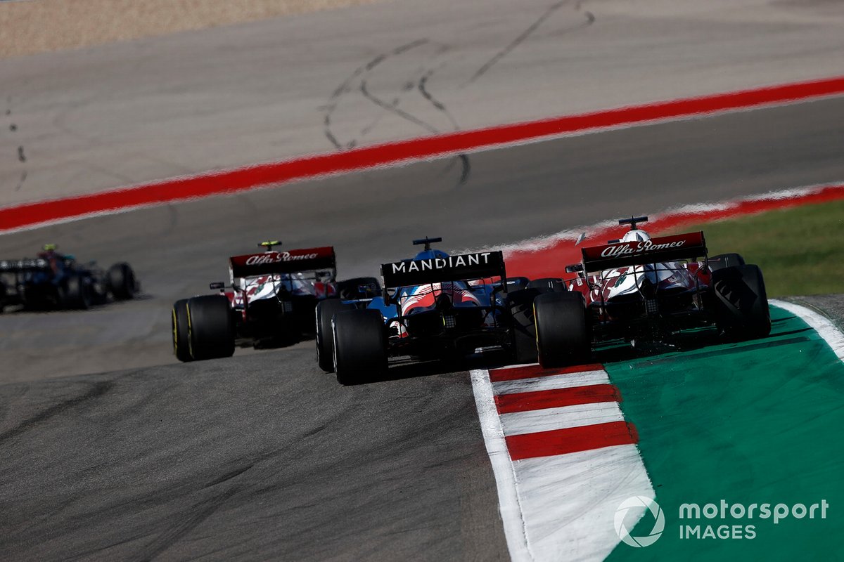 Antonio Giovinazzi, Alfa Romeo Racing C41, Fernando Alonso, Alpine A521, y Kimi Raikkonen, Alfa Romeo Racing C41.