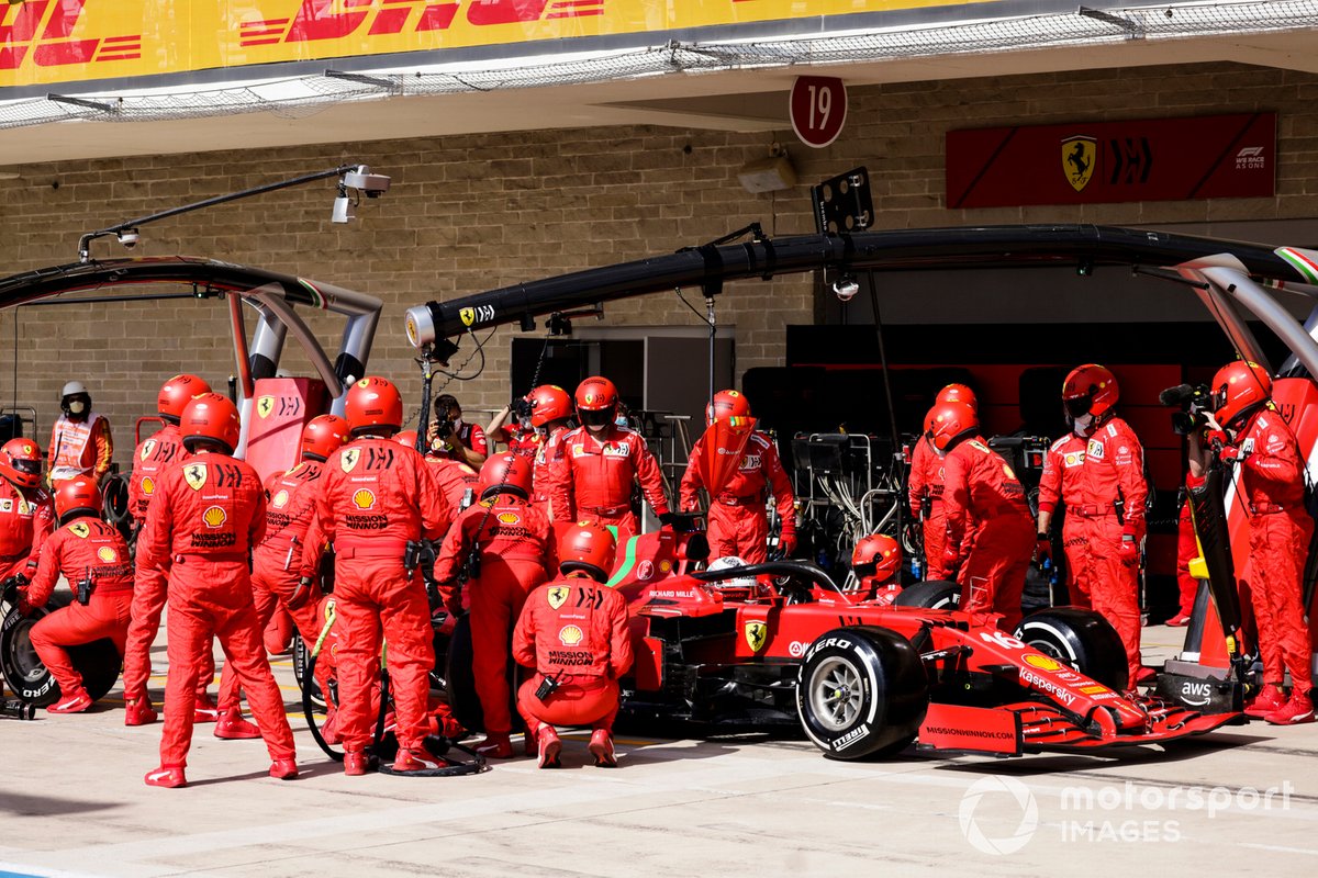 Charles Leclerc, Ferrari SF21, hace un pit stop