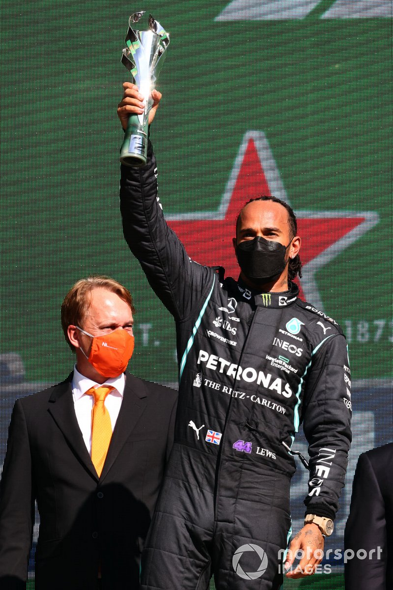 Podio: segundo lugar Lewis Hamilton, Mercedes