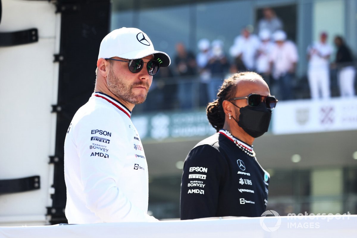 Valtteri Bottas, de Mercedes, y Lewis Hamilton, de Mercedes, en el desfile de pilotos