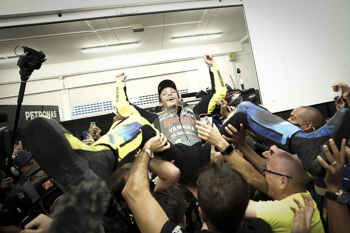 Valentino Rossi célébré par le team Petronas Yamaha SRT