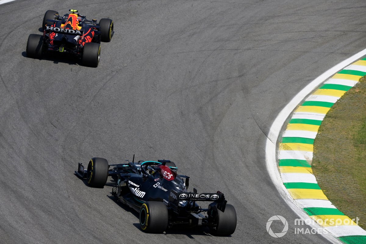 Sergio Pérez, Red Bull Racing RB16B, Lewis Hamilton, Mercedes W12