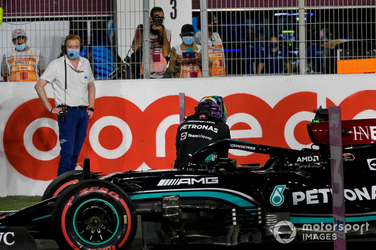 Ganador de la pole position Lewis Hamilton, Mercedes, celebra
