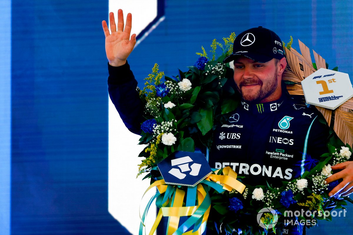 Valtteri Bottas, Mercedes, 1a posizione, sul podio dopo lo sprint