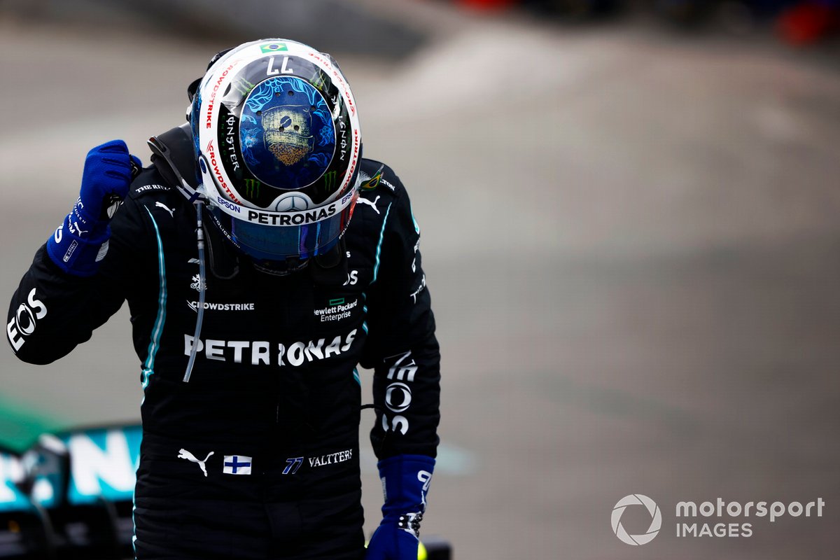 Ganador de la carrera Sprint Valtteri Bottas, Mercedes, celebra en el Parc Ferme