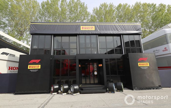 El motorhome de Pirelli en el paddock